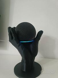 mano che tiene Echo dot alexa