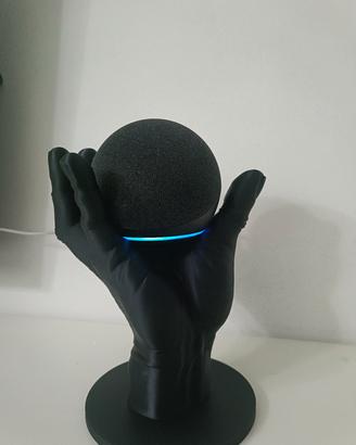 mano che tiene Echo dot alexa