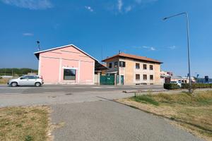 Casa bifamiliare con magazzino libera gaglianico