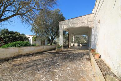 VILLA A SCHIERA A OSTUNI