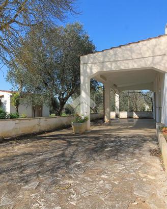 VILLA A SCHIERA A OSTUNI