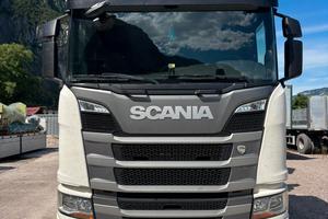 Scania con gru e cassone  con ribaltabile 