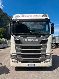 Scania con gru e cassone  con ribaltabile 