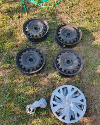 Set cerchi in ferro e copricerchi Toyota 1/2