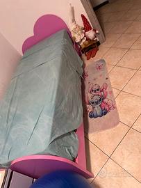 Letto singolo colore rosa a forma di cuore
