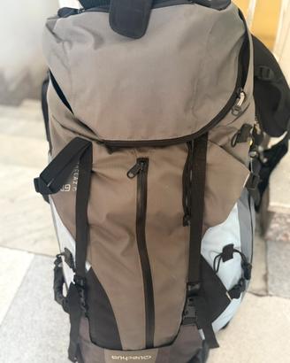 Zaino da trekking con accessori  e sacco a pelo