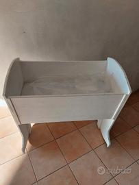 lettino a dondolo in legno 