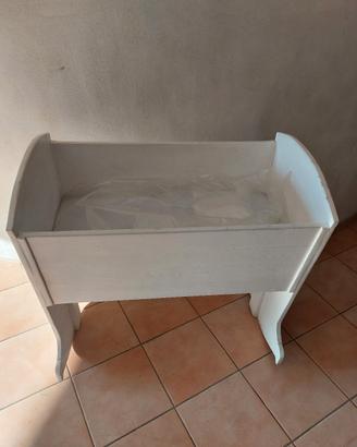 lettino a dondolo in legno 