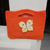 Borsa realizzata all"uncinetto con farfalla in 3 D