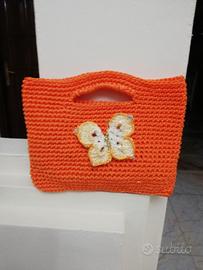 Borsa realizzata all"uncinetto con farfalla in 3 D
