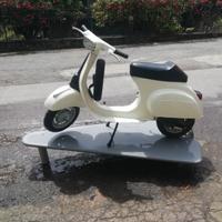 Pedana Espositore Vespa è scooter Vintage