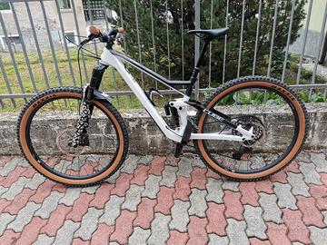 Bicicletta Cube in carbonio