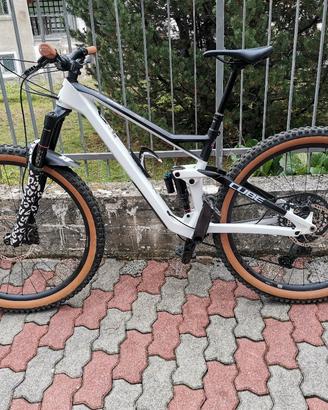 Bicicletta Cube in carbonio