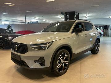 VOLVO XC40 B3 automatico Plus Dark KM0
