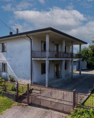 Casa indipendente di 137 m² con 5 locali e box aut