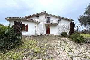 Spaziosa Villa Unifamilliare con Garage e Mansarda