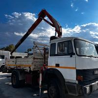Iveco 165-24 con gru Fassi