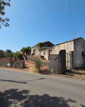 Rustico e palmento con terreno a Piedimonte Etneo