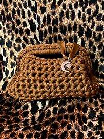 Clutch bag all’uncinetto con choker abbinato