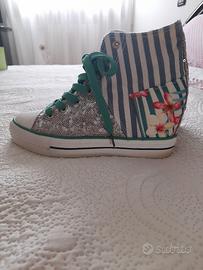 scarpe e canotta abbinata