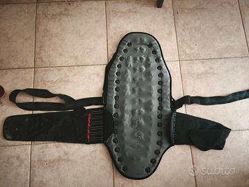 TUTA  CASCO GUANTI STIVALI PARASCHIENA