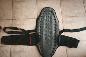 TUTA  CASCO GUANTI STIVALI PARASCHIENA