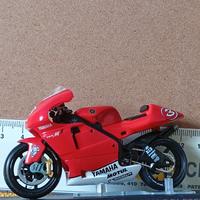 Moto Modellino Yamaya Yzr-M1 - Max Biaggi - 2002 –