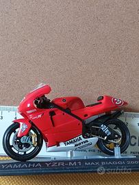 Moto Modellino Yamaya Yzr-M1 - Max Biaggi - 2002 –