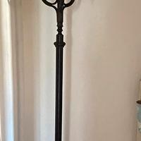 Antico attaccapanni a piantana in ferro