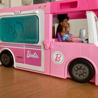 Camper Barbie 3 in 1 - con piscina e 2 Barbie