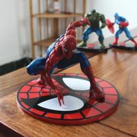 Spiderman Marvel action figure con base di sotto 