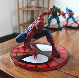 Spiderman Marvel action figure con base di sotto 