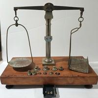 ANTICA BILANCIA A DUE BRACCI COMPLETA DI PESI