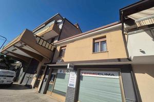 MONFALCONE Bicamere termo-autonomo con corte