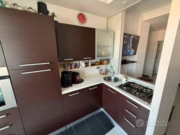 Cucina con elettrodomestici