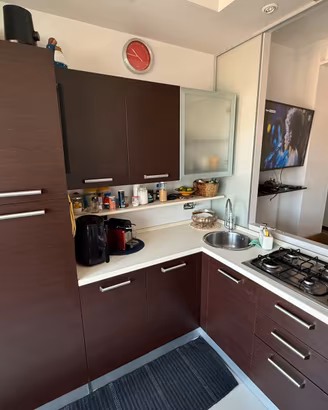 Cucina con elettrodomestici