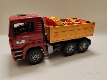 Camion Bruder con cassone pieno di costruzioni
