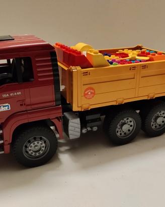 Camion Bruder con cassone pieno di costruzioni