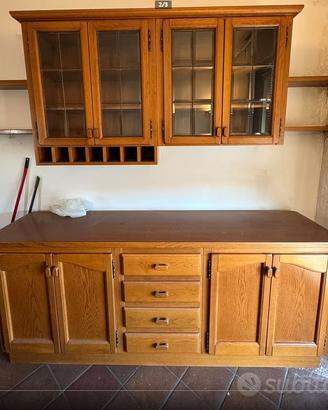 cucina credenza vetrina sgabelli pensili marmo