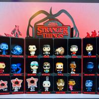 Espositore con nomi stranger things kinder joy