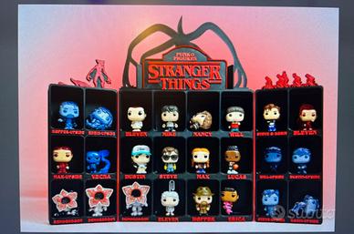 Espositore con nomi stranger things kinder joy