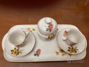 Coppia di tazzine e piattini con zuccheriera e vas