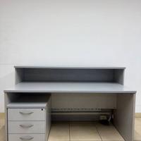 Scrivania da ufficio con cassettiera