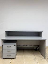 Scrivania da ufficio con cassettiera
