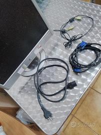 schermo con altoparlanti per computer fisso 