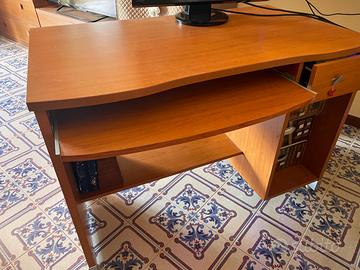 Scrivania colore noce