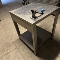 Banco da lavoro con apriscatole in acciaio inox