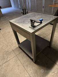 Banco da lavoro con apriscatole in acciaio inox