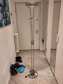 Lampada da terra piantana con luce lettura