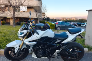Suzuki gsr 750